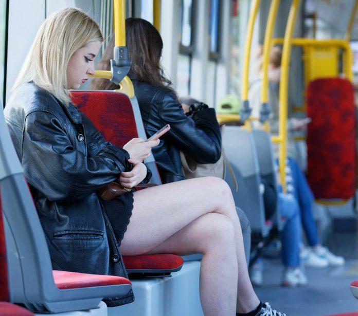 imi amortesc mainile cand stau pe telefon
